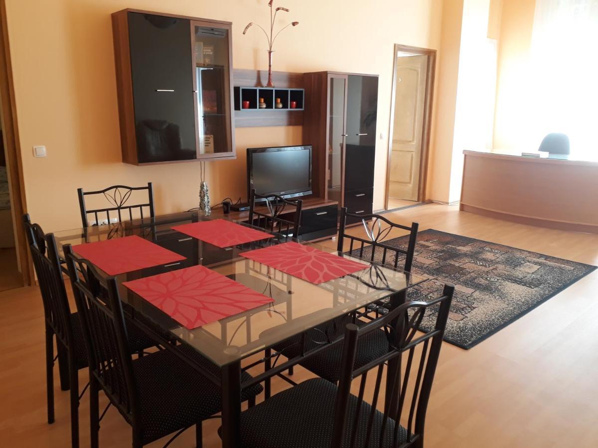 Piac Utcai Apartman เดเบรตเซน ภายนอก รูปภาพ